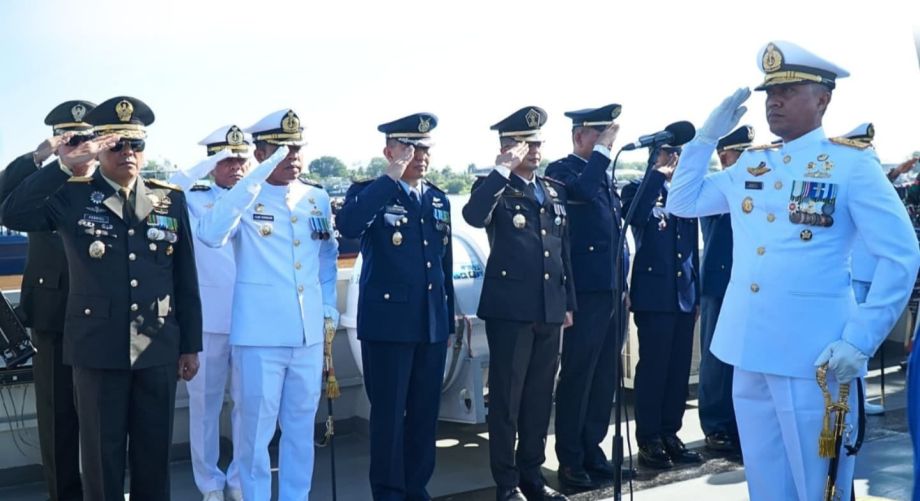 Upacara Tabur Bunga Dalam Rangka Memperingati Hari Pahlawan di Lantamal XII Pontianak