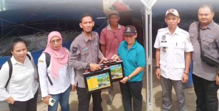 Penyerahan Alat Kualitas Air Berupa Watertest Kit Portabel Ke Kelompok Pembudidaya Ikan di Kab. Bengkayang