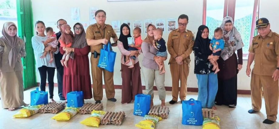 Peningkatan Angka Konsumsi Ikan dan Penyerahan Paket Bantuan dalam Rangka Tekan Angka Stunting di Kab. Sekadau